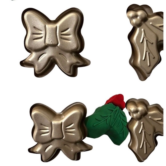 NWT Celebrate It bow and holly leaf baking pan - Picture 3 of 5